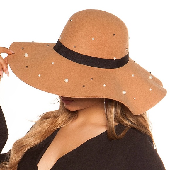 beige felt floppy hat